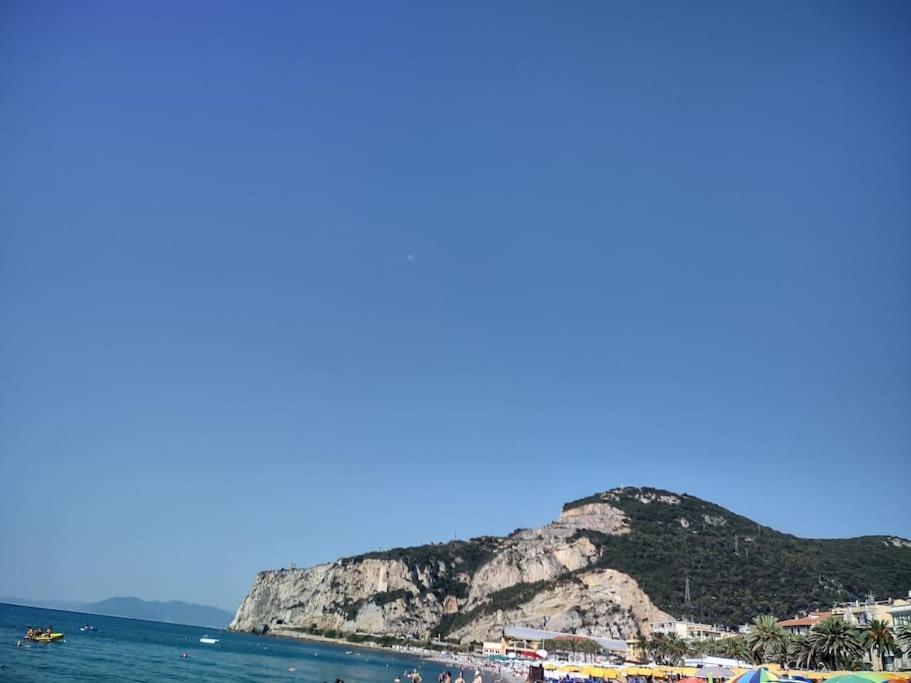 Silver Sands Finale Ligure - Traditional Apartment - 4 Beds & Terrace By The Beach Exterior foto
